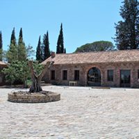 Très bon restaurant organisé autour d'une table d'hôtes alimentée par des produits bio du jardin et locaux. Au Cannet des Maures Chateau Saint-Louis tout près de nos chambres d'hôtes situées aux Mayons Var
