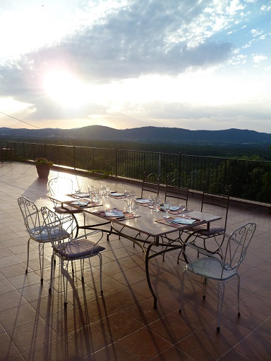 La Maison de Nathalie - Table d'hôtes servie sur notre terrasse panoramique La Maison de Nathalie - Table d'hôtes servie sur notre terrasse panoramique
