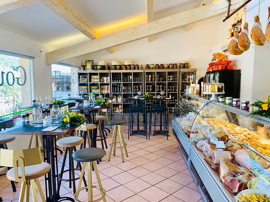 Très bon restaurant organisé autour d'une table d'hôtes alimentée par des produits bio du jardin et locaux. Au Cannet des Maures Chateau Saint-Louis tout près de nos chambres d'hôtes situées aux Mayons Var